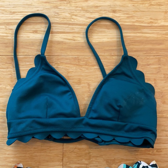 Scalloped Edge V-neck Printed Bikini - Picture 2 of 5